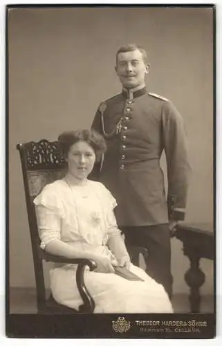 Fotografie Theodor Harder & Söhne, Celle, Uffz. in Uniform Rgt. 77 mit Schützenschnur nebst seiner Frau