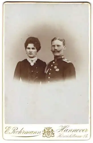 Fotografie E. Rohrmann, Hannover, Uffz. in Uniform Rgt. 73 mit Orden und Gefechtspange, nebst seiner Frau