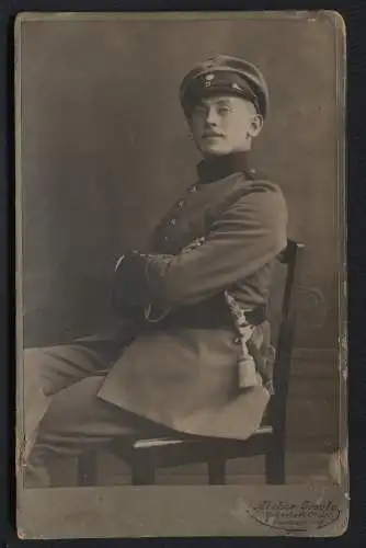 Fotografie Atelier Groote, Grünstadt / Pfalz, Soldat in Uniform mit Rehfuss Dolch und Portepee