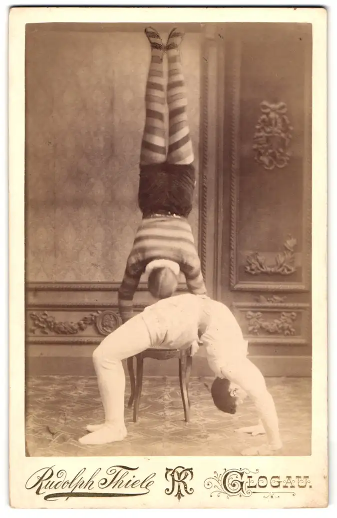 Fotografie Rudolph Thiele, Glogau, zwei polnische Akrobaten / Turner, Handstand und Brücke, Kostüm 0