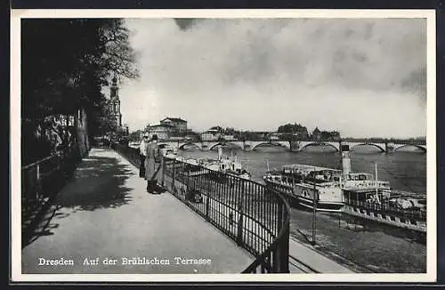 AK Dresden, Partie auf der Brühlschen Terrasse, Blick zur Elbe mit Dampferanlegestelle