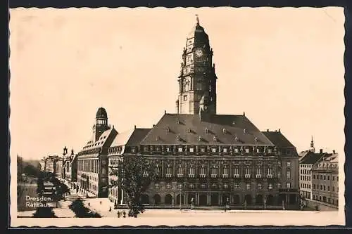 AK Dresden, Rathaus mit Strasse aus der Vogelschau