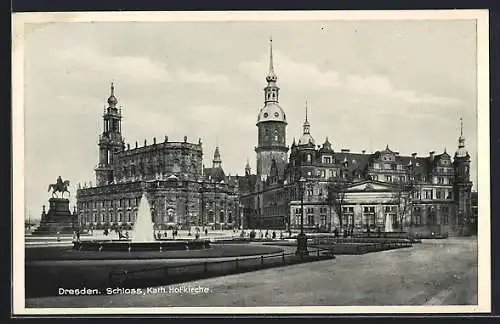 AK Dresden, Schloss und katholische Hofkirche mit Brunnen