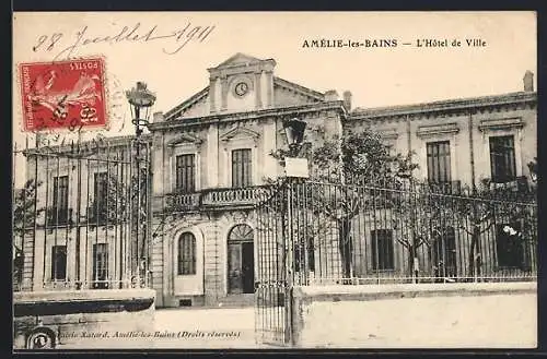 AK Amélie-les-Bains, L`Hôtel de Ville avec grille en fer forgé et lampadaires anciens