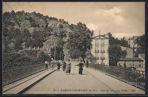 AK Amélie-les-Bains, Sur le nouveau pont avec vue sur les collines et bâtiments environnants