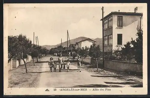 AK Argelès-sur-Mer, Promenade sur l`Allée des Pins avec enfants et maisons en arrière-plan