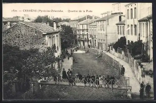 AK Cerbère, Quartier de la Poste avec pont et passants