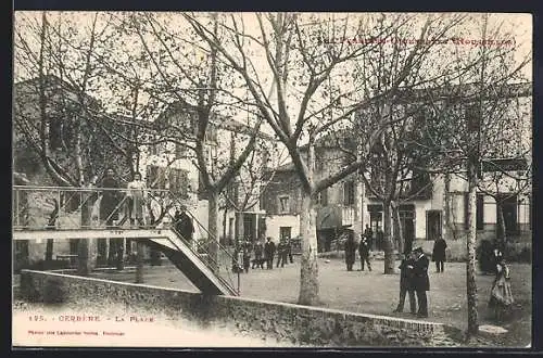 AK Cerbère, La Place avec pont et habitants en promenade