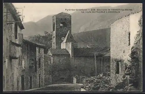 AK Vernet-les-Bains, La route de Fillols & Cornelia avec clocher et montagnes en arrière-plan