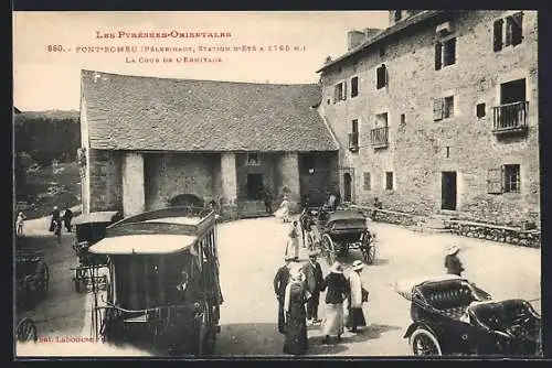 AK Font-Romeu, La Cour de l`Ermitage avec voitures et visiteurs