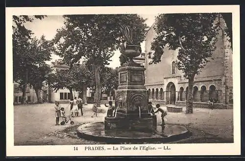 AK Prades, La Place de l`Église avec enfants jouant autour de la fontaine