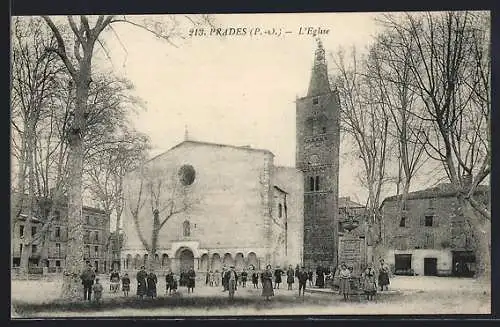 AK Prades, L`église et les habitants devant l`entrée