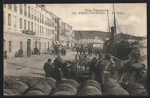 AK Port-Vendres, Le Quai avec barriques et navire à quai