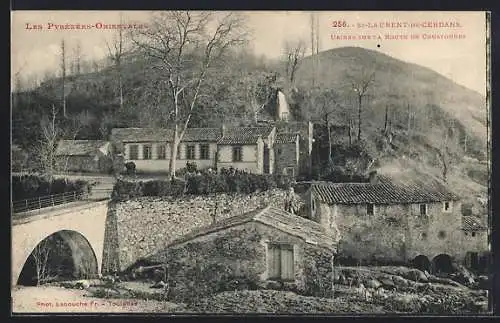 AK Saint-Laurent-de-Cerdans, Usines sur la route de Coustouges et pont en pierre