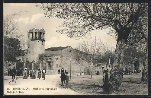 AK Thuir, Place de la République avec tour historique et passants