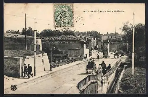 AK Perpignan, Porte St-Martin et scène animée avec calèches et passants