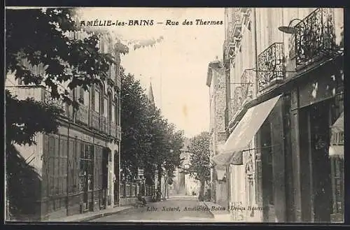 AK Amélie-les-Bains, Rue des Thermes animée avec balcons et arbres