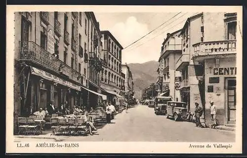 AK Amélie-les-Bains, Avenue de Vallespir animée avec terrasses de café et voitures