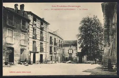 AK Saint-Laurent-de-Cerdans, La place avec bâtiments et arbre imposant