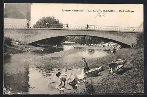 AK Bourg-Madame, Pont du Segre avec femmes lavant le linge dans la rivière