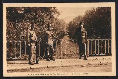 AK Bourg-Madame, Le Pont International avec des soldats en uniforme