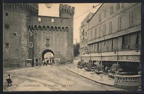 AK Perpignan, Le Castillet et terrasse de café animée