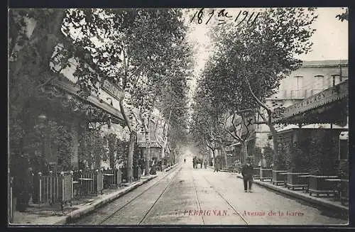 AK Perpignan, Avenue de la Gare animée avec cafés et passants