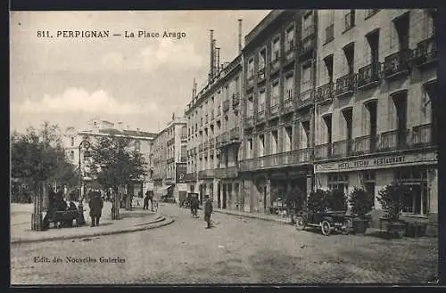 AK Perpignan, La Place Arago avec hôtel et passants