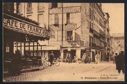 AK Perpignan, Place de la Loge avec le Café de France et les passants sur la place animée