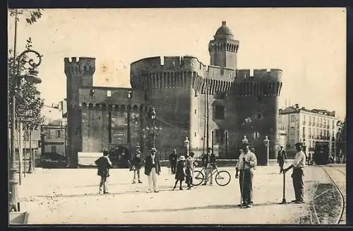 AK Perpignan, Vue du Castillet avec passants et cycliste devant le monument historique