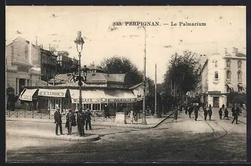 AK Perpignan, Le Palmarium et rue animée avec passants et tramway