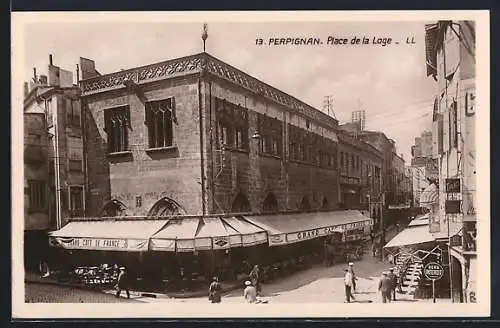 AK Perpignan, Place de la Loge avec terrasse de café animée