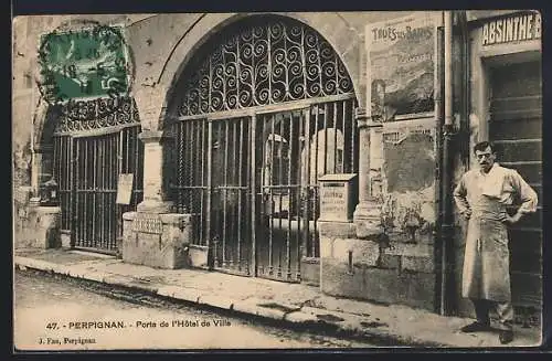 AK Perpignan, Porte de l`Hôtel de Ville avec affiches et homme en tablier