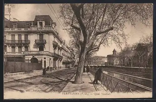 AK Perpignan, Promenade le long du Quai Vauban avec arbres et bâtiments historiques