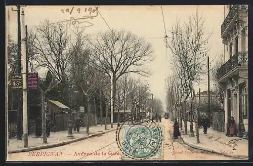 AK Perpignan, Avenue de la Gare avec passants et arbres en hiver