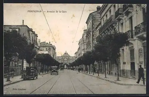 AK Perpignan, Avenue de la Gare avec architecture bordée d`arbres et voitures anciennes