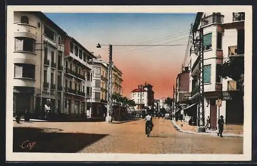 AK Perpignan, Rue du Maréchal Foch avec cycliste et tramway