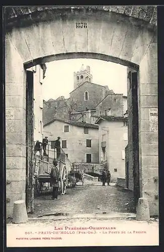 AK Prats-de-Mollo, La Porte de la Preste et vue sur le village