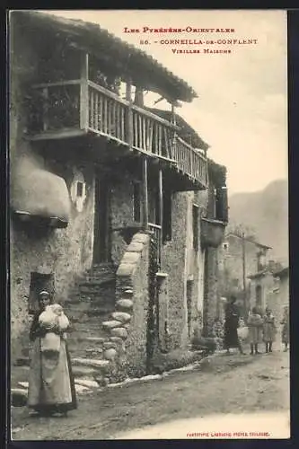 AK Corneilla-de-Conflent, Vieilles maisons et habitants dans la rue