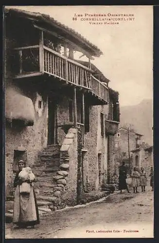 AK Corneilla-de-Conflent, Vieilles maisons dans une rue pittoresque des Pyrénées Orientales