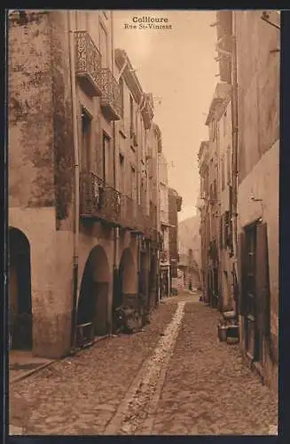 AK Collioure, Rue St-Vincent avec bâtiments historiques et rue pavée