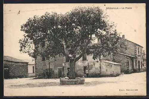 AK Brouilla, La Place avec grand arbre et bâtiments adjacents