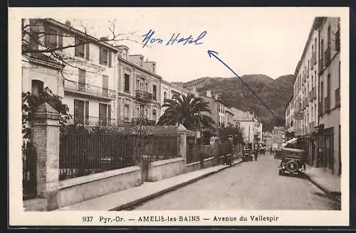 AK Amélie-les-Bains, Avenue du Vallespir avec vue sur les montagnes et voitures anciennes