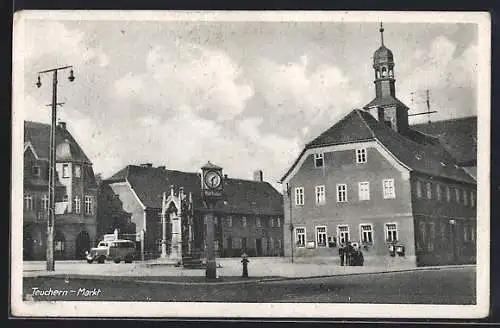 AK Teuchern, Rathaus am Markt mit Denkmal