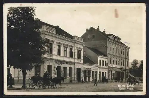 AK Banja Luka, Strassenpartie mit Geschäften und Kutsche