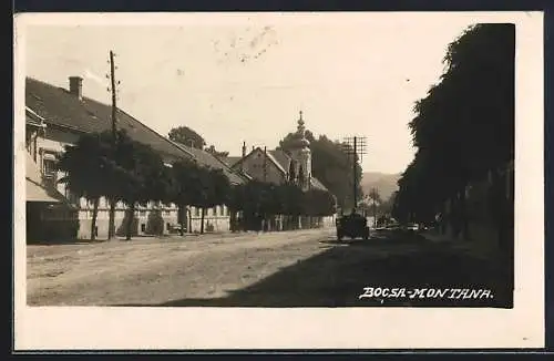 AK Bocsa-Montana, Strassenpartie, Blick zum Kirchturm, Auto