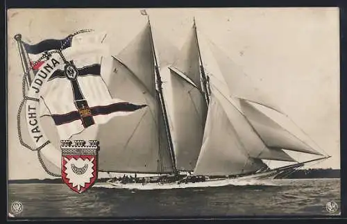 AK Yacht Iduna mit gesetzten Segeln, Reichskriegsflagge und Wappen