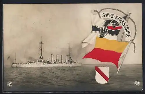 AK Kriegsschiff S.M.S. Strassburg auf hoher See treibend, Reichskriegsflagge