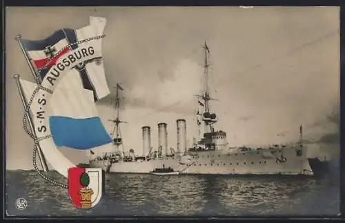 AK Kriegsschiff S.M.S. Augsburg ankernd mit einem Beiboot, Reichskriegsflagge und das Augsburger Stadtwappen