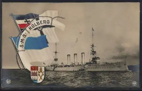 AK Kriegsschiff S.M.S. Kolberg neben einem Beiboot auf dem Wasser treibend, Reichskriegsflagge